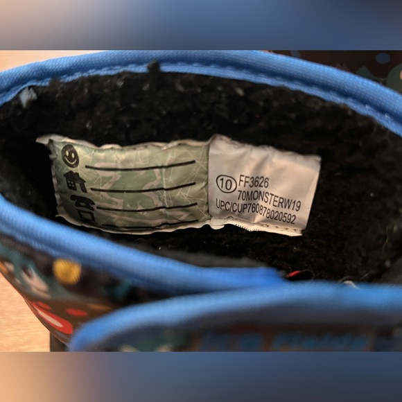 Boys Snow Boots Size 10 FREE WITH PURCHASE - Picture 2 of 3